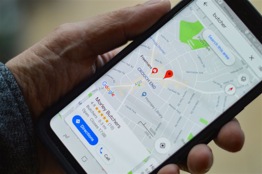 スマホでGoogleマップを見ている手元