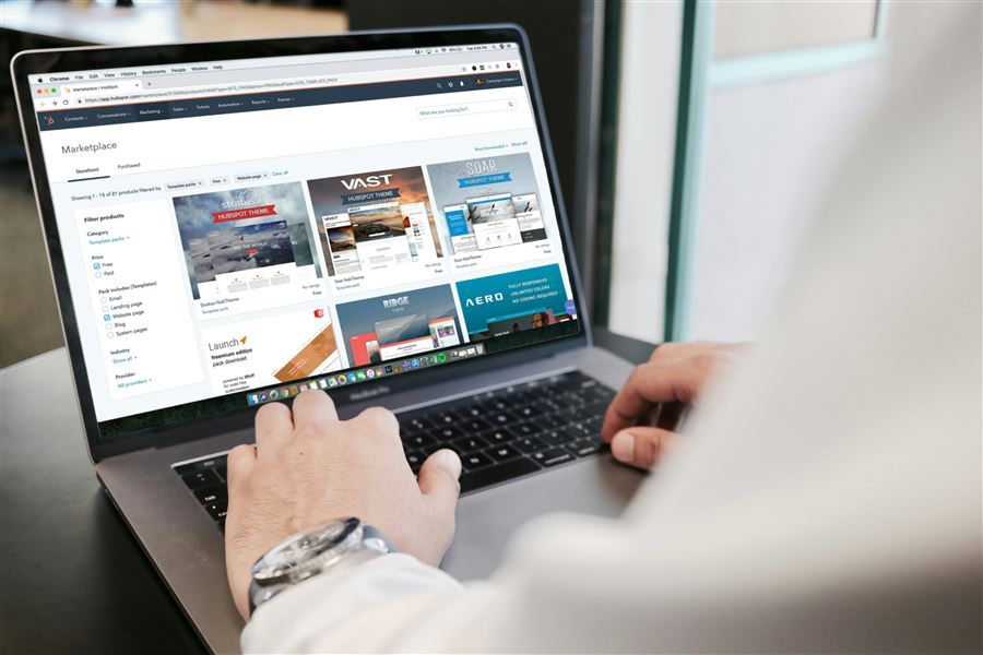 ノートPCでWebサイトを見ている様子